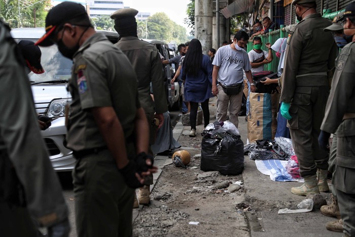 Satpol PP Tertibkan Pedagang di Trotoar Pasar Senen Satpol PP menertibkan pedagang yang berjualan di trotoar kawasan Pasar Senen, Jakarta, Rabu (20/5). Para pedagang ini melanggar aturan PSBB.
