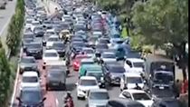 Video Antrean Kendaraan Mengular di Jalan Gatot Subroto Jakarta