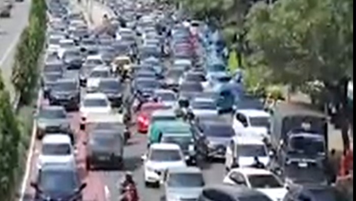 Antrean panjang kendaraan terjadi di ruas jalan Gatot Subroto arah ke Semanggi. Kemacetan disebabkan ruas jalan di depan Polda Metro Jaya menyempit karena dipakai parkir.