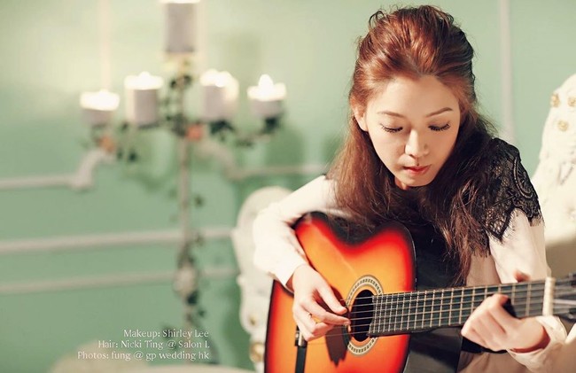 Dilansir tabloid Apple Daily, seorang sumber mengklaim ia adalah mantan sekelas Gloria Tang dan menuduh bahwa Gloria memanipulasi usianya untuk tampak lebih muda. Ia bahkan mengatakan, kulitnya tidak terlihat seperti lahir di tahun 90an. Foto: Instagram @goodafternoongloria