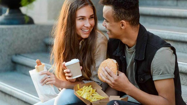 Hati-hati! 5 Kebiasaan Makan Ini Bisa Bikin Kamu Terpapar Virus Corona