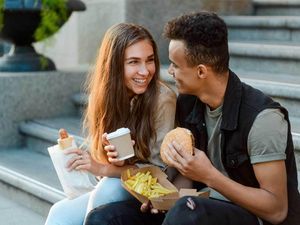 Hati-hati! 5 Kebiasaan Makan Ini Bisa Bikin Kamu Terpapar Virus Corona