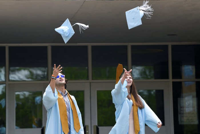 Ditutupnya sekolah akibat pandemi COVID-19 membuat acara wisuda tidak bisa dilaksanakan. Namun para siswa ini memiliki cara agar hari besar itu bisa dirayakan.