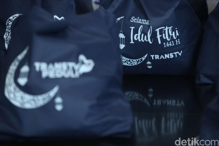 TRANS TV Bagikan 300 Paket Sembako TRANS TV bagikan paket sembako kepada warga RW 02 dan 07 Mampang Prapatan di Gedung Trans Media, Jakarta, Rabu (20/8/2020).