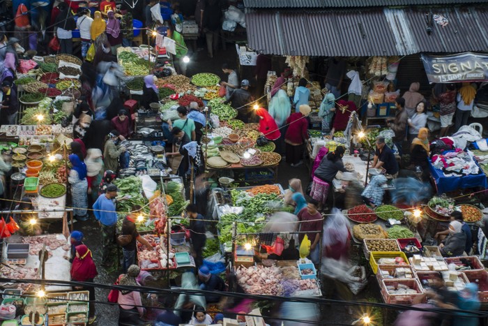 KEPADATAN PASAR DI BANDUNG Warga berbelanja kebutuhan pangan di salah satu Pasar Tradisional, Bandung, Jawa Barat, Rabu (20/5/2020). Warga mulai ramai berbelanja langsung di sejumlah pasar tradisional di Kota Bandung guna menambah stok kebutuhan pangan jelang Lebaran meskipun masa PSBB Kota Bandung diperpanjang hingga 29 Mei 2020. ANTARA FOTO/Novrian Arbi/foc.