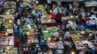 Warga mulai ramai berbelanja langsung di sejumlah pasar tradisional di Kota Bandung guna menambah stok kebutuhan pangan jelang Lebaran.