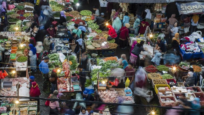 Warga berbelanja kebutuhan pangan di salah satu Pasar Tradisional, Bandung, Jawa Barat, Rabu (20/5/2020). Warga mulai ramai berbelanja langsung di sejumlah pasar tradisional di Kota Bandung guna menambah stok kebutuhan pangan jelang Lebaran meskipun masa PSBB Kota Bandung diperpanjang hingga 29 Mei 2020. ANTARA FOTO/Novrian Arbi/foc.