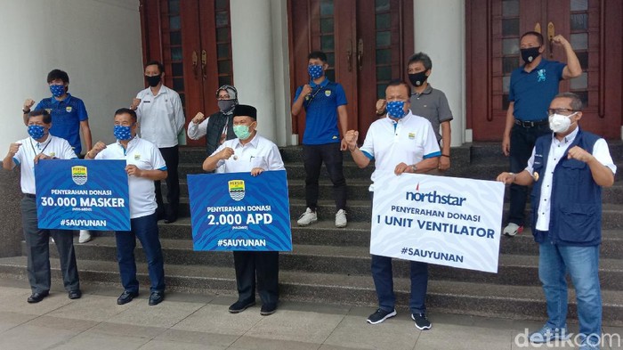 Penyerahan bantuan dari PT PBB ke Pemkot Bandung