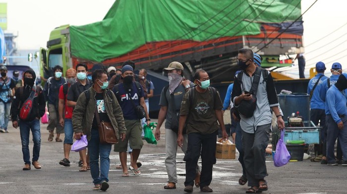 Sejumlah penumpang turun dari kapal KM Kirana IX yang bersandar di Dermaga Jamrud Utara, Pelabuhan Tanjung Perak, Surabaya, Jawa Timur, Selasa (19/5/2020). Pada H-5 Lebaran 2020 pemudik kapal laut di Pelabuhan Tanjung Perak Surabaya sampai saat ini terpantu sepi. ANTARA FOTO/Didik Suhartono/hp.