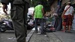 Satpol PP Tertibkan Pedagang di Trotoar Pasar Senen