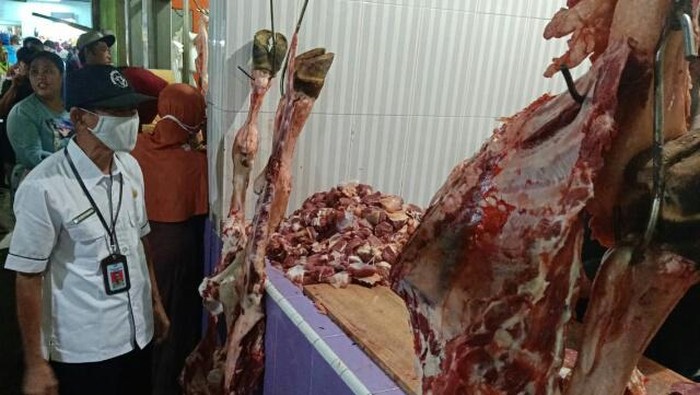 Daging Ayam Tak Layak Edar Ditemukan di Pasaran Situbondo