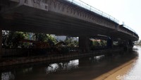 Sejumlah alat berat turut dikerahkan untuk mempercepat pembangunan tol tersebut.  