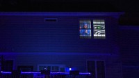 Rumah para siswa pun dihias dengan lampu dan foto wisuda.