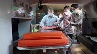 Pada kesempatan itu mereka meninjau fasilitas 3 unit mobil ambulans Kijang Innova dan juga kelengkapan APD face shield, salah satu alat perlindungan diri yang diberikan untuk tenaga medis dalam menangani pencegahan COVID-19. Foto: dok. TAM