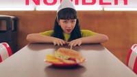 Begini penampilan Dita dalam salah satu teaser debut Secret Number. Dita tampil keren dengan konsep restoran cepat saji. Foto: Instagram @ditakarang