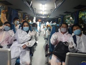 Suasana Haru Warnai Kepulangan WNI yang Sempat Tertahan Lockdown India