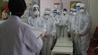 Semua pelacak adalah anggota komunitas medis negara itu, termasuk dokter, perawat dan dokter gigi, dan banyak yang telah menerima pelatihan tambahan tentang pengumpulan sampel yang tepat.