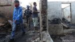 Mencari yang Tertinggal dari Puing-puing Sisa Kebakaran di Tambora