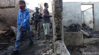Kini warga yang kehilangan rumahnya mulai menempati pengungsian di dekat lokasi kebakaran.