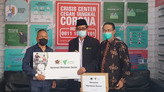 Santunan dari PWI dan Dompet Dhuafa kepada wartawan terdampak pandemi Corona. (Dok PWI)