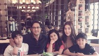 Momen makan bersama Andre dan keluarga kecilnya ini menunjukan bahwa mereka selalu kompak dan akur satu sama lain. Foto: Instagram @andreastaulany