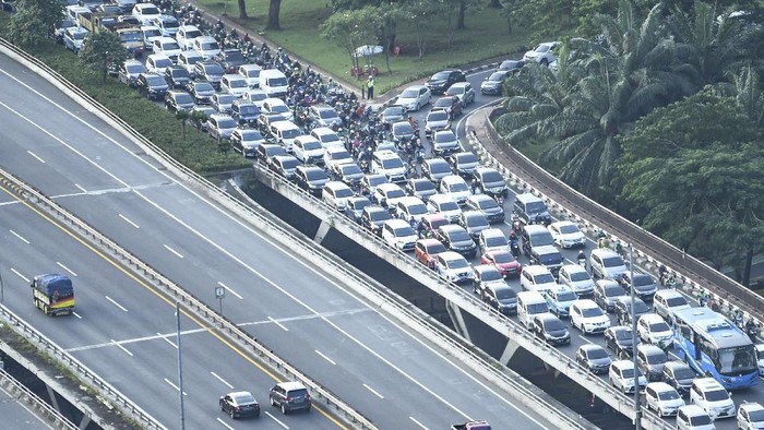 Sejumlah kendaraan memadati ruas jalan di kawasan Semanggi, Jakarta, Selasa (19/5/2020). Meski masa pembatasan sosial berskala besar (PSBB) masih berlangsung, sejumlah warga dengan kendaraannya mulai memadati lalu lintas Ibukota. ANTARA FOTO/Muhammad Adimaja/hp.