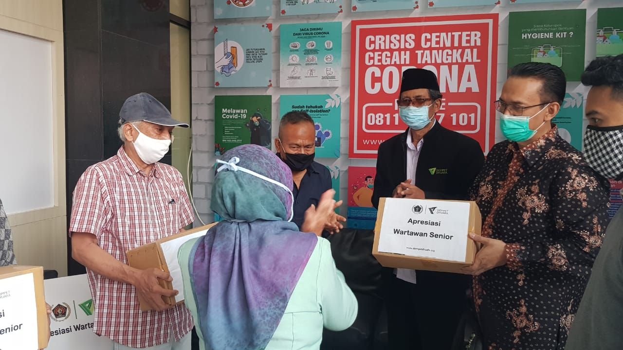 Santunan dari PWI dan Dompet Dhuafa kepada wartawan terdampak pandemi Corona. (Dok PWI)