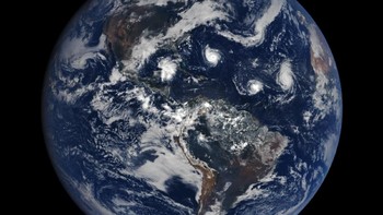 Penampakan sejumlah badai.  Foto: NASA Earth Observatory