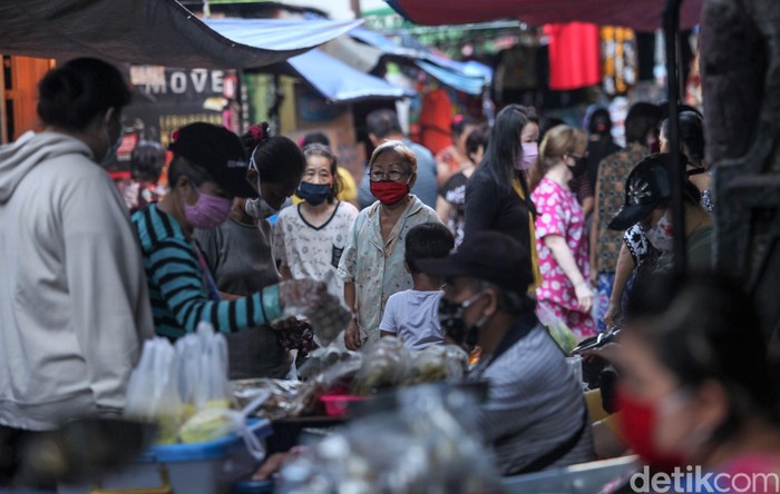 Pasar Gudang Areng, Tanah Sereal, tampak ramai dengan aktivitas para pedagang dan pembeli. Aktivitas pasar berjalan normal meski penerapan PSBB masih diterapkan