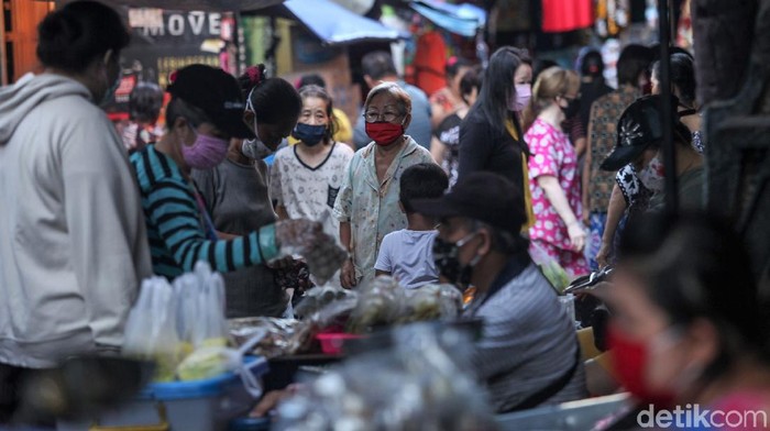 Pasar Gudang Areng, Tanah Sereal, tampak ramai dengan aktivitas para pedagang dan pembeli. Aktivitas pasar berjalan normal meski penerapan PSBB masih diterapkan