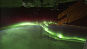 Aurora dari stasiun luar angkasa. Foto: NASA Earth Observatory