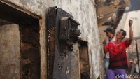 Penyebab kebakaran belum dapat dipastikan, diduga akibat arus pendek listrik dari rumah kontrakan.