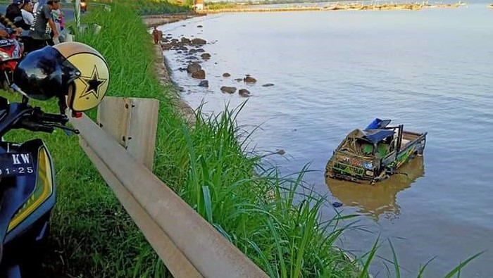 Pikap nyemplung di laut di Jalur Pantura Rembang