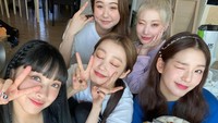 Bersama member Secret Number lainnya, Dita pamer keseruan saat menikmati kue bersama. Foto: Instagram @ditakarang