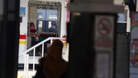 Gerbong kereta memang tidak sepadat hari-hari normal.  