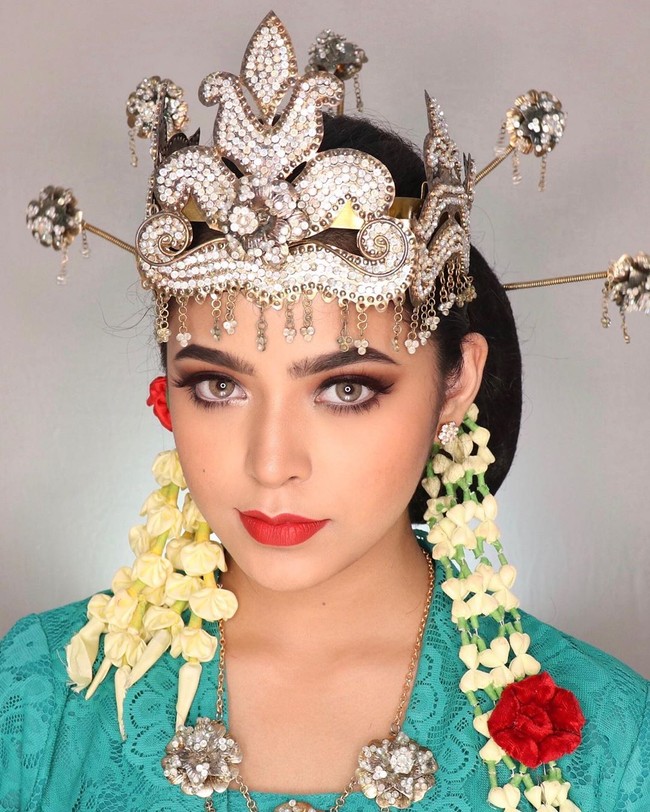 Sebelum tampil dengan riasan horror, wanita yang baru berusia 17 tahun itu terlihat menggunakan riasan ala pengantin Sunda seperti ini. Tampilannya tersebut membuat para netizen terpesona, hingga dirinya berhasil memperoleh 3 juta views untuk video #LathiChallenge miliknya. Foto: Instagram/@jharnabhagwani