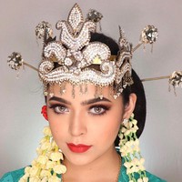 Sebelum tampil dengan riasan horror, wanita yang baru berusia 17 tahun itu terlihat menggunakan riasan ala pengantin Sunda seperti ini. Tampilannya tersebut membuat para netizen terpesona, hingga dirinya berhasil memperoleh 3 juta views untuk video #LathiChallenge miliknya. Foto: Instagram/@jharnabhagwani