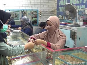 Jelang Lebaran, Aksesoris Emas Imitasi dan Perak Diserbu Warga