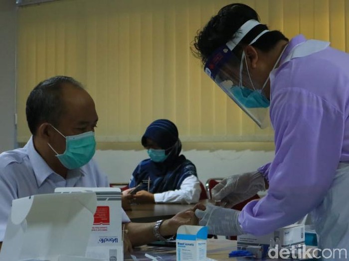 Pemkab Ponorogo menggelar rapid test massal di sejumlah titik keramaian. Dari 360 yang dites, 36 di antaranya reaktif.