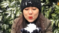Ernie Judojono, selebgram ini belakangan viral. Ibu 3 orang anak yang kerap disapa Tante Ernie ini kerap membagikan kegiatannya, termasuk saat sedang traveling. (Instagram/@himynameisernie)