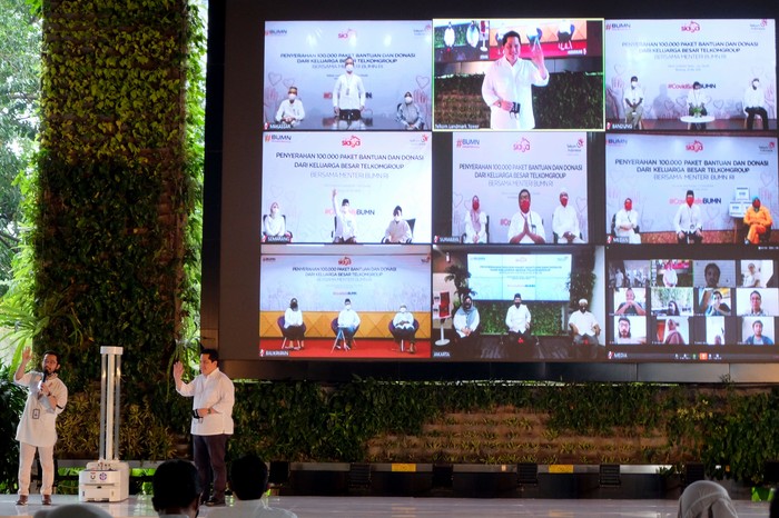 TelkomGroup Donasikan Rp 40,7 Miliar untuk Penanganan COVID-19 TelkomGroup mendonasikan untuk penanganan COVID-19 di Indonesia sebesar Rp 40,7 Miliar. Bantuan itu disalurkan dengan beragam cara. Seperti ini salah satunya.