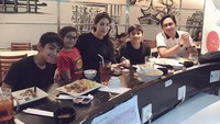 Lengkap dengan istri dan ketiga anaknya, Andre mengajak makan malam di sebuah restoran mewah. Foto: Instagram @andreastaulany