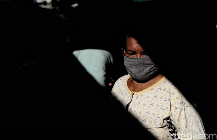 Jelang Lebaran, banyak warga Jakarta mulai memadati pasar tradisional guna membeli bermacam kebutuhan. Seperti terpantau di Pasar Kober, Tanjung Priok, Jakarta Utara.