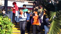 Meski ada pembatas jarak di kursi KRL dan kursi tunggu stasiun, namun antrean masih terjadi ketika penumpang KRL hendak naik dan turun kereta.  