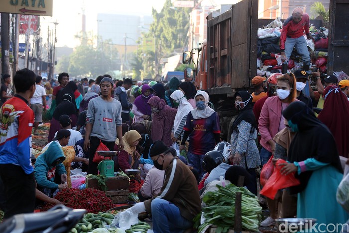 Begini Ramainya Pasar Tradisional di Bekasi Saat PSBB Sejumlah warga berbelanja berbagai kebutuhan di pasar tradisional yang berada di Kota Bekasi. Meski tengah menerapkan PSBB, aktivitas di pasar itu tampak ramai.
