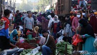 Sejumlah warga tampak sedang berbelanja  berbagai kebutuhan pokok di pasar tradisional yang berada di kawasan Kota Bekasi, Jawa Barat, Rabu (20/5/2020).