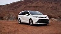 Posisi tiga MPV terlaris di China ditutup oleh Toyota Sienna. Penjualan Toyota Sienna terbilang stabil selalu memasuki posisi tiga besar. Bulan ini, Mobil MPV yang terinspirasi dari kereta cepat Shinkansen Japanese Bullet itu terjual 6.796 unit, 100 unit lebih banyak dari Agustus. Volume penjualan kumulatif Sienna dari Januari hingga September adalah 54.314 unit. Foto: Toyota