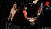 Diprediksi pasar akan tetap ramai hingga satu hari jelang Lebaran atau di malam takbiran.