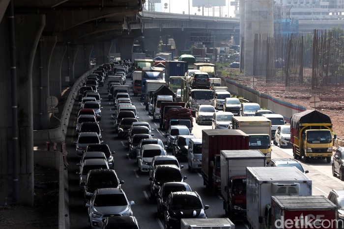 Jelang Lebaran, Tol Cikampek Macet Antrean panjang kendaraan terlihat di Tol Jakarta-Cikampek hari ini, Rabu (20/5/2020).. Berikut potretnya.