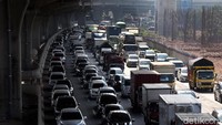 Kemacetan terjadi di kawasan Tol Jakarta-Cikampek, Rabu (20/5/2020).